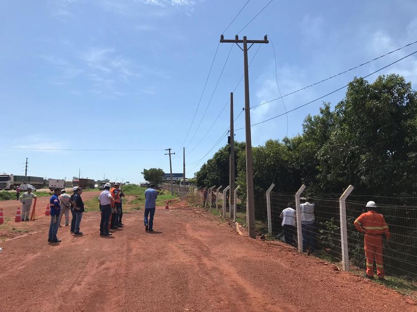 Motorista morre eletrocutado em pátio de empresa após encostar em cerca