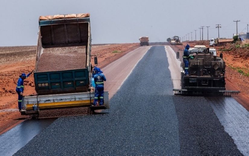  Taques lança obras de pavimentação em Guiratinga e Nova Brasilândia