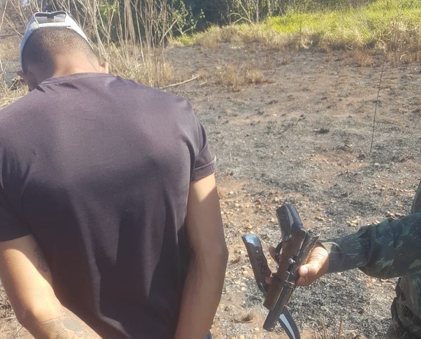 Menor é flagrado pela Polícia Ambiental com revólver no Pedra 90