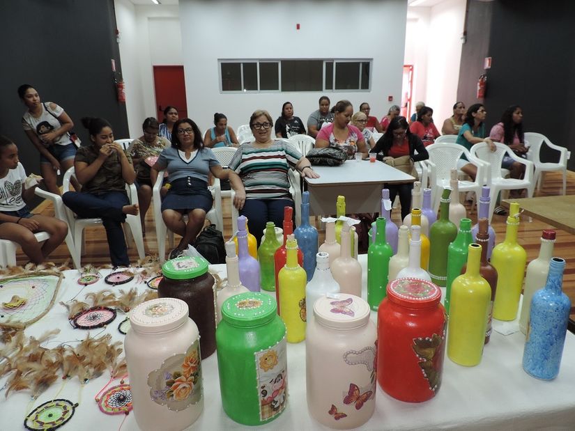 Mulheres aprendem a transformar materiais recicláveis em objetos de decoração