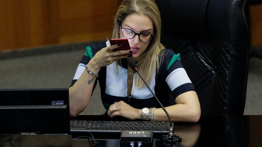 Janaína se compromete com servidores para barrar projetos de Mauro na AL 
