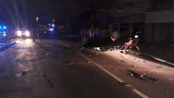 Motorista fica ferido após tentar fugir da polícia e capotar veículo em Cuiabá