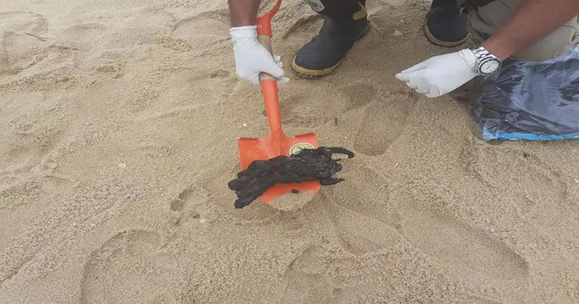 A Marinha recolheu resíduos de óleo no litoral de quatro praias do Rio de Janeiro