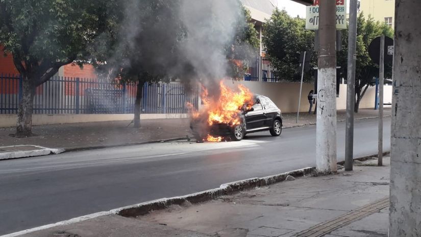 Motorista escapa ileso após carro pegar fogo em Cuiabá 