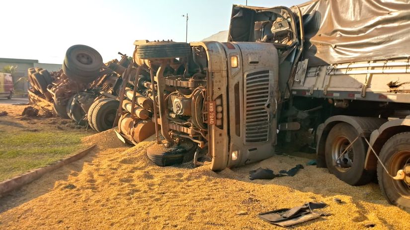Carreta tomba e carga de milho fica espalhada na pista