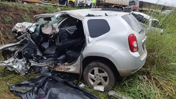Motorista morre preso às ferragens após bater veículo em vagão de carreta tombado na BR-364
