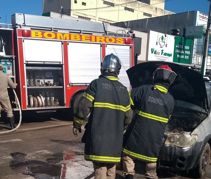 Bombeiros apagam fogo em veículo após pane elétrica