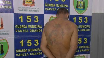 Homem é preso minutos após roubar passageiros de ônibus coletivo 