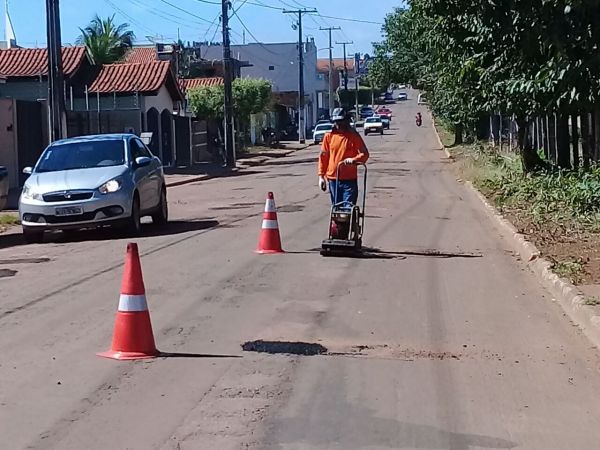 Coder trabalha na restauração da malha viária dos bairros em Rondonópolis