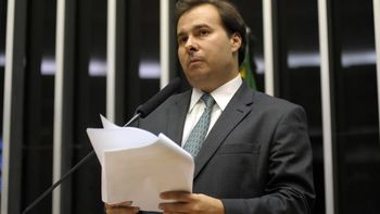 Maia deve assumir nesta segunda, interinamente, a Presidência da República