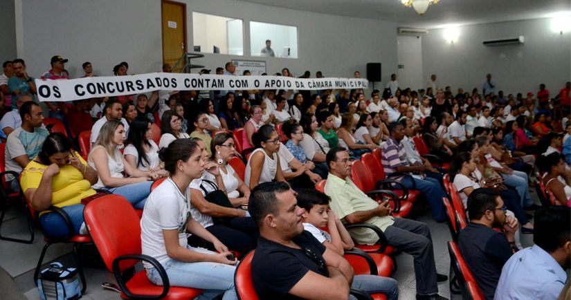 Prefeito decide, no último minuto, chamar os concursados