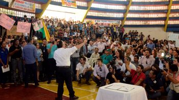 Entre aplausos, vaias e protestos governador assina acordo