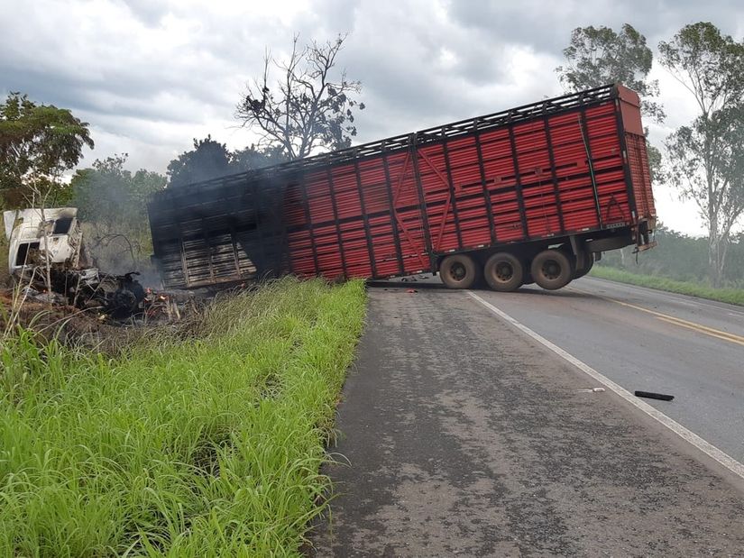 Caminhoneiro morre carbonizado após batida entre veículos de carga na BR-070