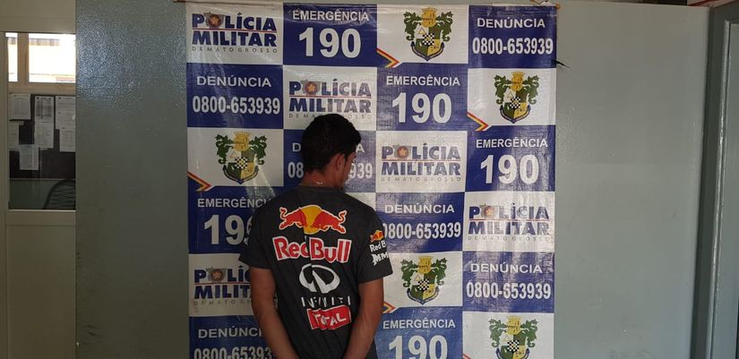 Homem é preso após espancar mulher com capacete e colocar ela e filhos para fora de casa 