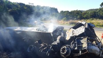 Motorista morre carbonizado após carreta que conduzia capotar na BR-364