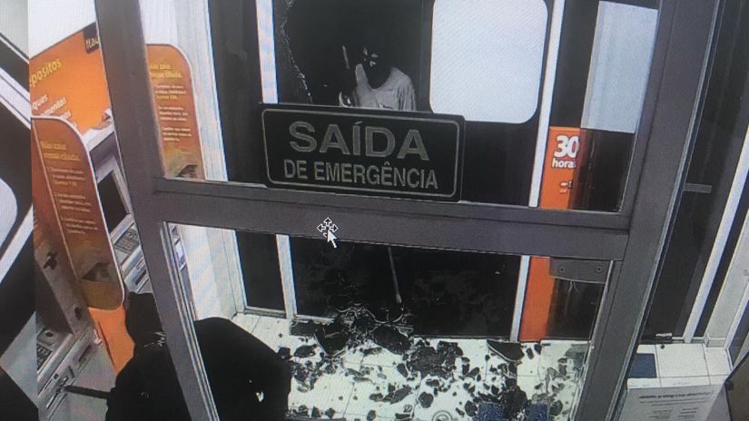 Encapuzados tentam explodir caixas eletrônicos do Itaú, mas fogem sem levar nada 