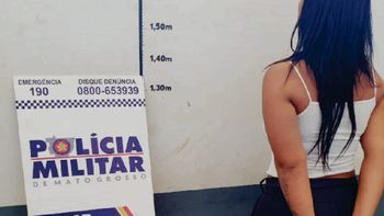 Jovem é flagrada com revólver e porção de cocaína escondida em pó de café
