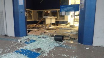 Encapuzados invadem agência bancaria, explodem caixas eletrônicos e suspeitos fogem com dinheiro 