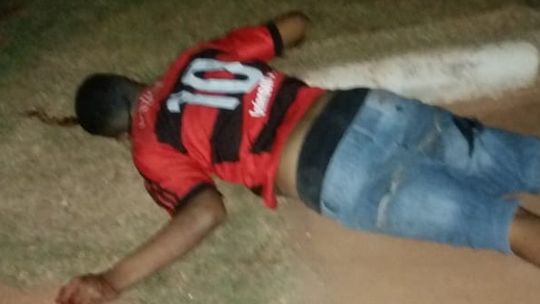 Jovem é assassinado em praça pública com vários disparos de arma de fogo