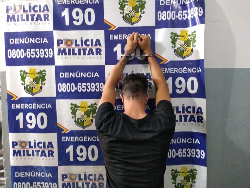 Homem invade estabelecimento comercial, agride funcionária e é preso pela PM