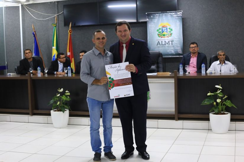 Valdir Barranco entrega Moção de Aplausos aos pioneiros de Alta Floresta e Carlinda