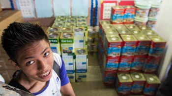 Em um mês, Seduc entrega mais de mil latas de tinta e mobiliários para 50 escolas