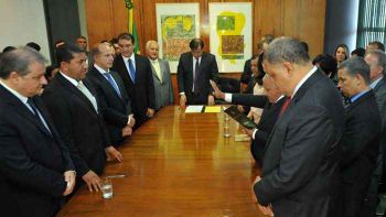 Trocas no Parlamento mantêm base aliada de Michel Temer
