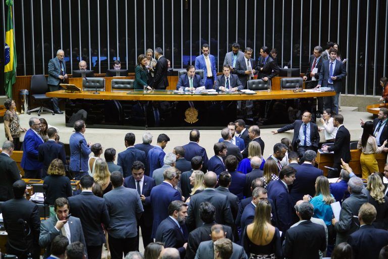 Deputados podem votar projeto que amplia porte de armas