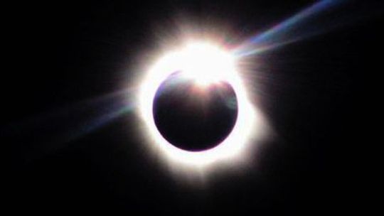 Eclipse solar de hoje, conhecido como Anel de Fogo, será visível no Brasil