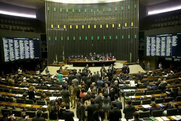 Deputados começam a trocar de legenda sem sofrer punição