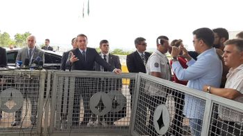 'Não estamos aumentando artificialmente o preço do dólar', diz Bolsonaro