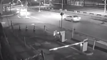 Câmeras registram motorista passando em alta velocidade na contramão antes de acidente