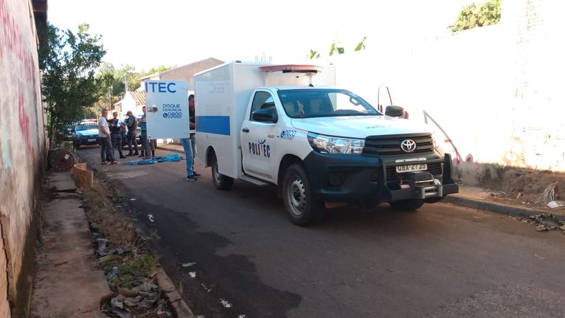 Moradores acionam a PM após encontrar homem morto embaixo de entulhos 