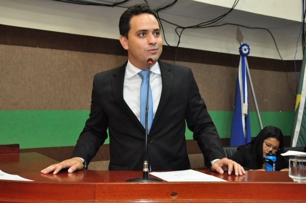 Vereador leva bolo à sessão da Câmara como forma de protesto contra prefeito de Cuiabá 
