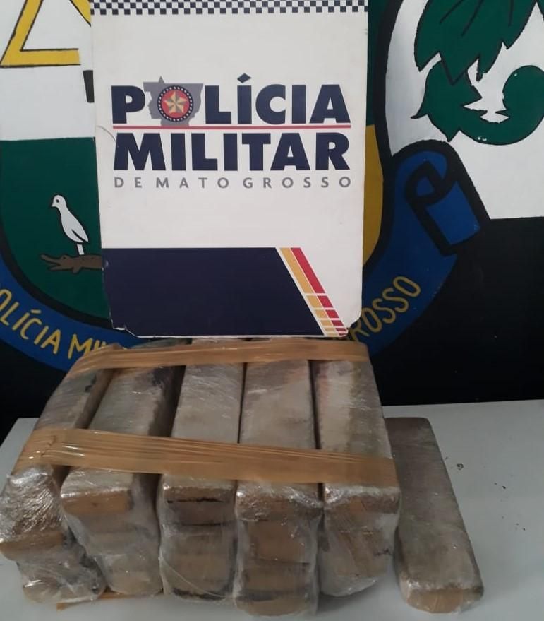 Menor é surpreendido pela PM quando desembarcava de ônibus com 26 tabletes de maconha