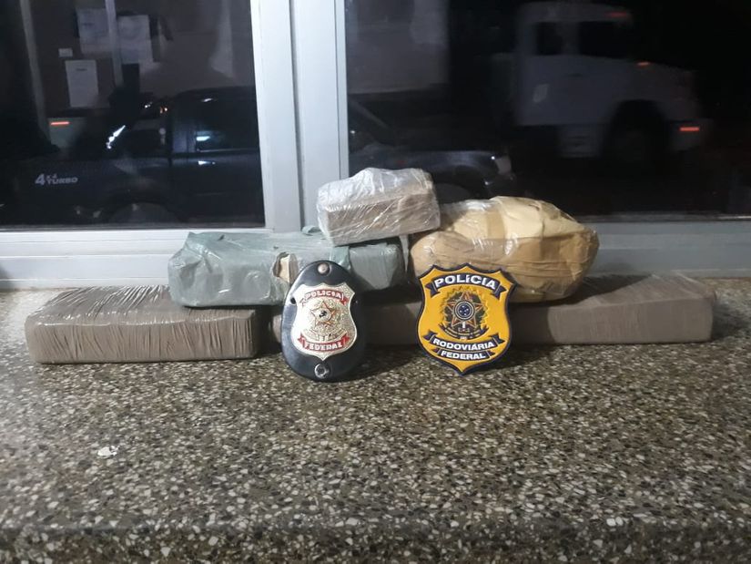 Motorista joga caminhonete contra policiais para não ser preso por tráfico de drogas