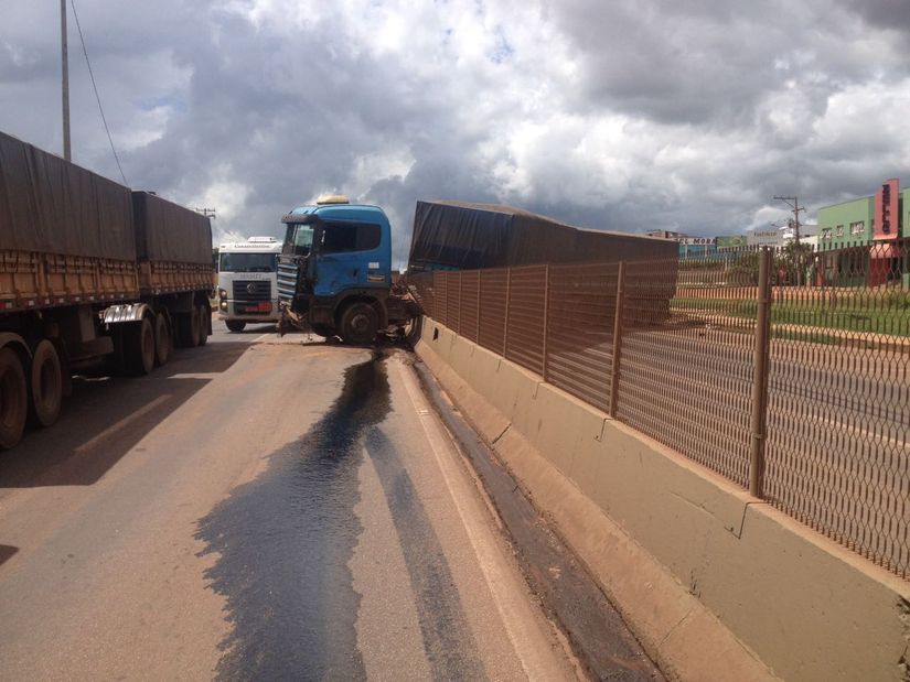Carreta desgovernada atravessa viaduto