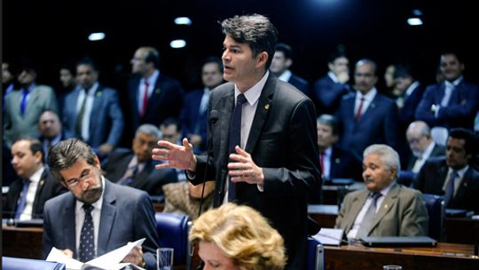 Correndo em busca dos votos dos parlamentares em Brasília