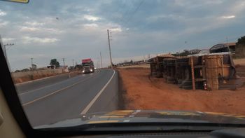 Motorista que ingeriu bebida alcoólica tomba carreta na BR 364