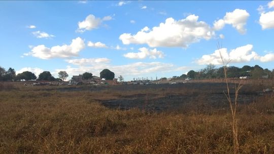 Incêndio destrói 14 veículos na região rural de Sorriso