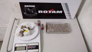 Dois homens e duas mulheres foram presos ao serem flagrados com porções de drogas
