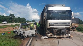 Motorista morre carbonizado após bater veículo de frente com carreta na BR-364