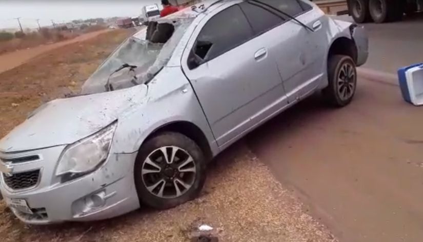 Motorista morre após ser arremessado para fora de carro durante capotamento na BR-364