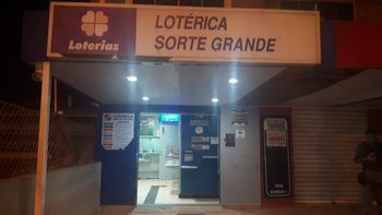 Bandidos armados rendem funcionários e clientes de lotérica e fogem com R$ 60 mil do cofre