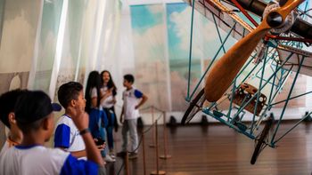 Exposição sobre Santos Dumont encanta estudantes ao unir lazer e conhecimento