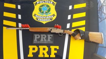 Tio e sobrinho são flagrados com espingarda em ônibus