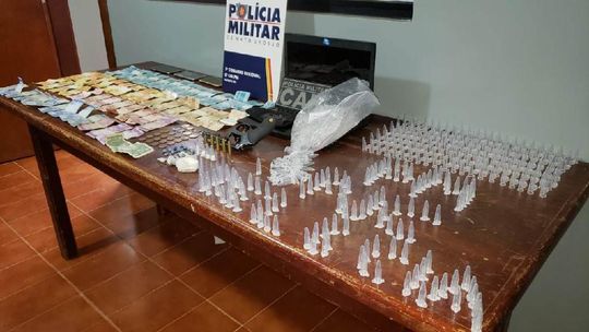 Policiais apreendem 561 pinos de cocaína, arma e munições em boate