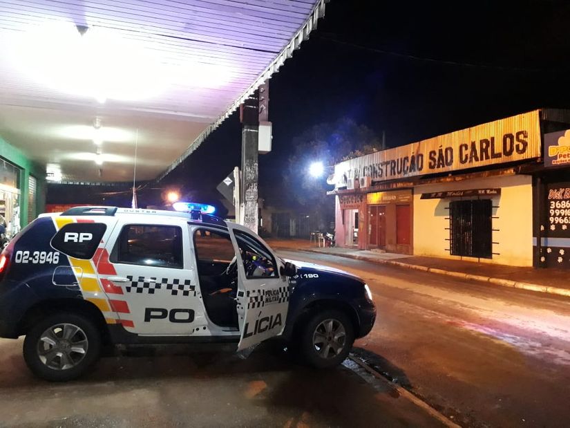 Mulher desfere facada em homem após desentendimento na frente de boate 