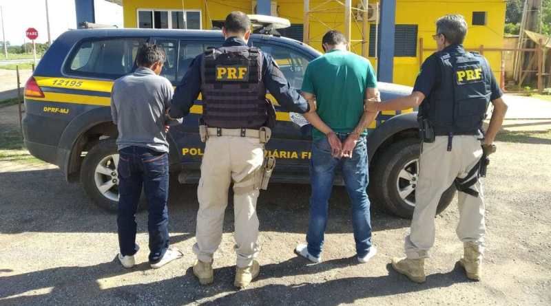 Suspeitos de estelionato são flagrados pela PRF com veículo roubado e acabam presos