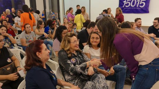 Em encontro com quase 300 mulheres, Janaina Riva reúne várias gerações para falar de política